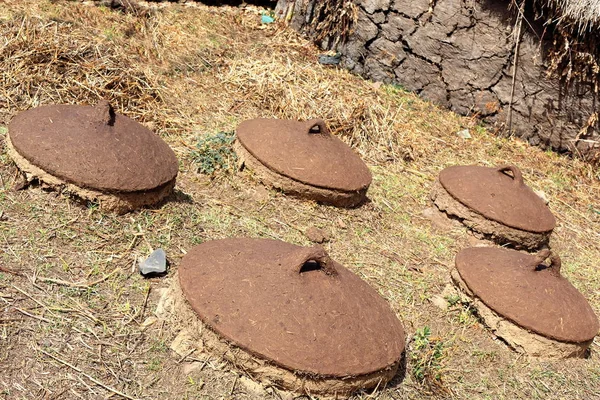 Silos souterrains avec couvercles en adobe. Région d'Oromia-Ethiopie. 0528 — Photo