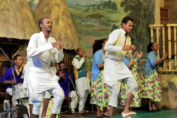 Bailarines y músicos locales actúan para los turistas. Addis Abeba-Etiopía. 0541 — Foto de Stock