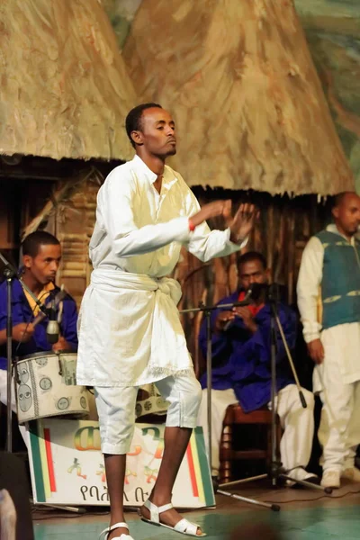 Bailarines y músicos locales actúan para los turistas. Addis Abeba-Etiopía. 0544 — Foto de Stock