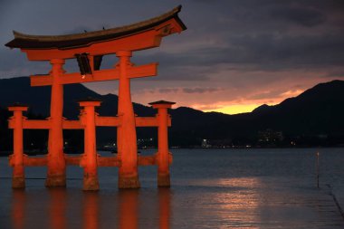 Gün batımından büyük Torii Itsukuşima tapınak. Miyajima-Japonya. 7030