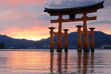Alacakaranlıkta büyük Torii Itsukuşima tapınak. Miyajima-Japonya. 7016