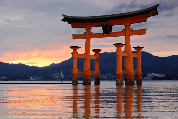 Gün batımında büyük Torii Itsukuşima tapınak. Miyajima-Japonya. 7017