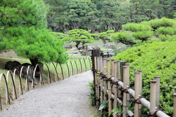 Pěšina v Ritsurin Koen-Chestnut Grove zahrada. Takamatsu Japonsko. 7123 — Stock fotografie