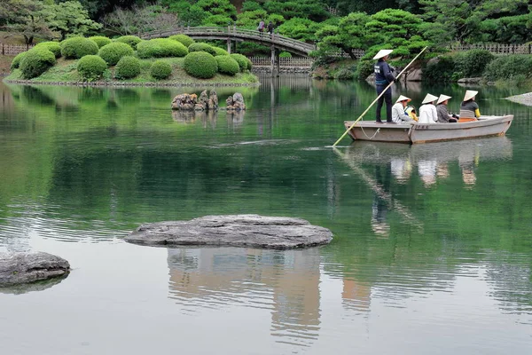 Loď na Nanko Jižní rybník Ritsurin Koen-park. Takamatsu Japonsko. 7131 — Stock fotografie