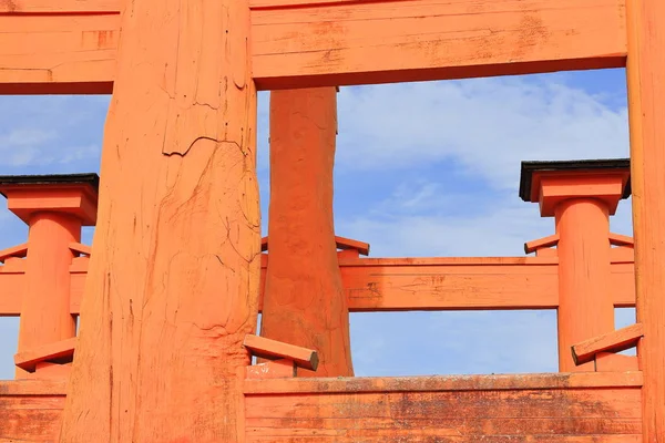 Closer view-Great Torii of Itsukushima Shrine. Miyajima island-Japan. 6875 — Stock Photo, Image