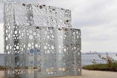 Tersane işleri-kıç deliği olan Shinro Ohtake heykel tarafından. Naoshima-Japonya. 7260