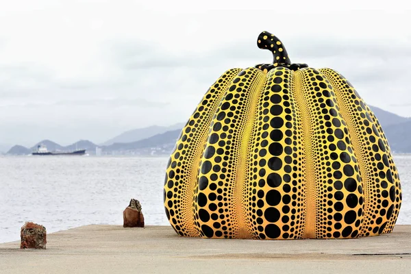 Sarı kabak heykel Yayoi Kusama tarafından. Naoshima-Japonya. 7213