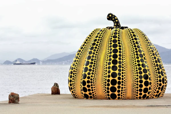 Yellow pumpkin sculpture by Yayoi Kusama. Naoshima-Japan. 7213 — Stock Photo, Image