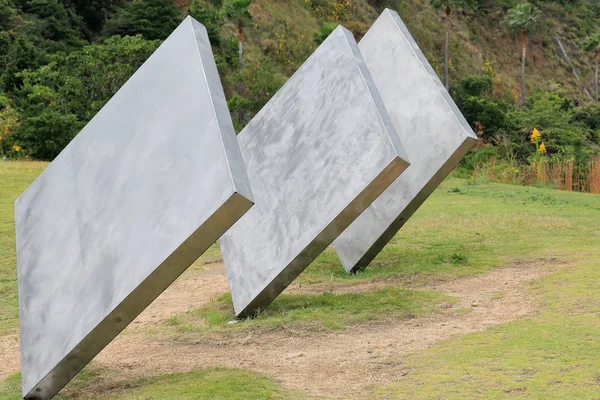 Három négyzet függőleges átlós szobor George Rickey. Naoshima-Japán. 7246 — Stock Fotó