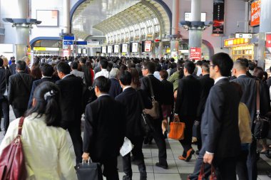 Sabah tepe saatte metro istasyonu. Tokyo-Japonya. 7668
