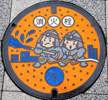 İtfaiyecilere sanatsal kanalizasyon kapağı. Kumamoto-Japonya. 8184
