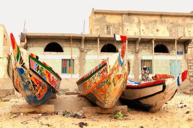 Plaj-Guet bağlantı noktası-Ndar pirogues-Fransız bayrağı Balık tutma. Saint-Jean-Saint-Louis-du-Senegal. 2994