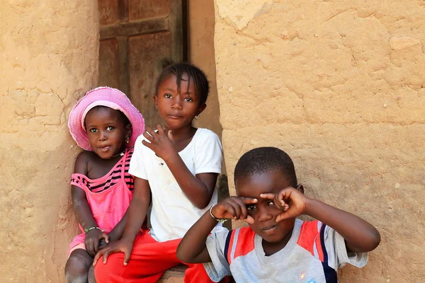 Děti v Maman Martine Diedhiou.s kufříku etages. Mlomp-Oussuye-Senegal. 2302 — Stock fotografie