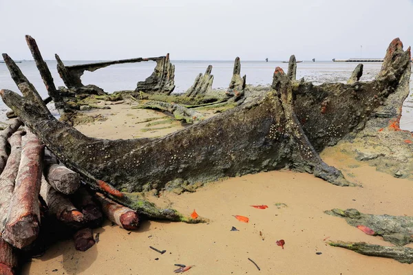 Çürük ship.s gövde. Carabane Adası-Senegal. 2195