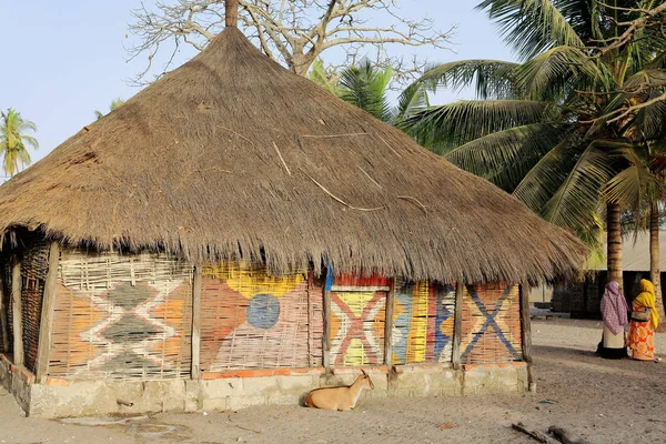 Casa amurallada de paja con techo de palmera. Isla Carabane-Senegal. 2241 — Foto de Stock