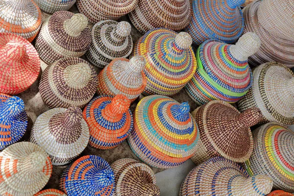 Cestas de cestería en un puesto de carretera al lado de la carretera nacional 2-Senegal. 3095 —  Fotos de Stock