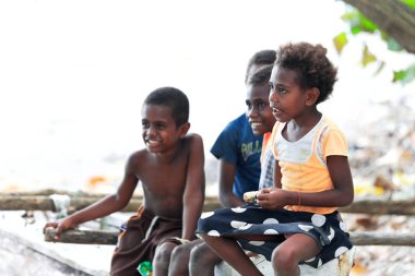 Sahilde ni-Vanuatu çocuklar. Lam (harf) Bay-Epi Adası-Vanuatu. 5400