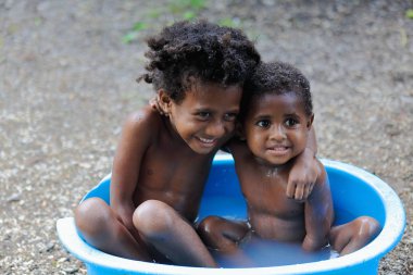 Ni-Vanuatu kız ve erkek, banyo. Lam (harf) Bay-Epi Adası-Vanuatu. 5650