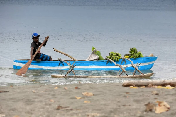Boy in dugout towboat. Lamen Bay-Epi island-Vanuatu. 5461 — Stock Photo, Image