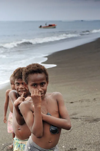Ni-Vanuatu děti na pláži. Olal Ambrym ostrov Vanuatu. 6090 — Stock fotografie