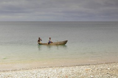 Sığınağın kano kürek çekmeye yerel çocuklar. Panngi-Pentecost Adası-Vanuatu. 6475