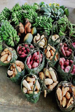 Muz-muz-tatlı patates-Hindistan cevizi-papaya piyasada satışa. Luganville-E.Santo Adası-Vanuatu. 6824