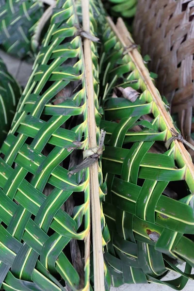 Cesta de folha de coco-legumes e mercado de alimentos. Ilha de Luganville-Espiritu Santo-Vanuatu. 6843 — Fotografia de Stock