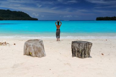 Bağlantı noktası Olry, turist kadın-kum plaj. Espiritu Santo Adası-Vanuatu. 7078