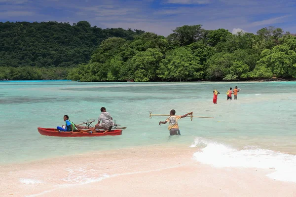 Przejście na wyspę Malet miejscowych chłopców. Port Olry-Espiritu Santo wyspa Vanuatu-7109 — Zdjęcie stockowe