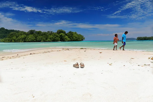 Ragazzi del posto che camminano lungo la spiaggia. Isola di Port Olry-Espiritu Santo — Foto Stock