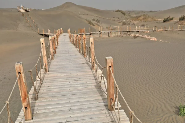 Wooden boardwalks-walkways for visiting the Rawak Stupa. Taklamakan Desert-Xinjiang-China-0018 — Stock Photo, Image