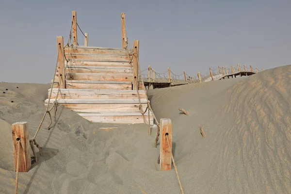 Wooden boardwalks-walkways for visiting the Rawak Stupa. Taklamakan Desert-Xinjiang-China-0021 — Stock Photo, Image