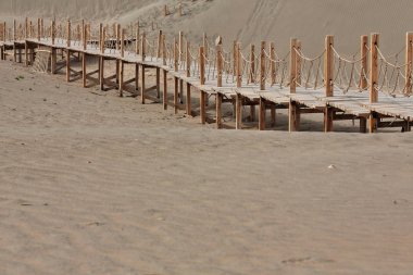 Rawak Stupa 'yı ziyaret etmek için tahta tahta kaldırımlar. Taklamakan Çöl-Xinjiang-Çin-0035