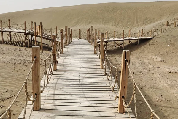 Wooden boardwalks-walkways for visiting the Rawak Stupa. Taklamakan Desert-Xinjiang-China-0038 — Stock Photo, Image