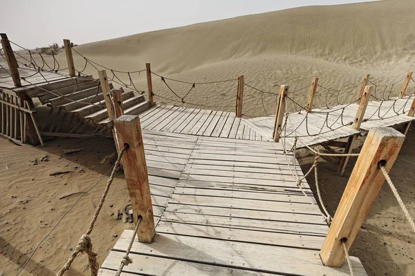 Passerelle in legno per visitare la Rawak Stupa. Taklamakan Deserto-Xinjiang-Cina-0039 — Foto Stock