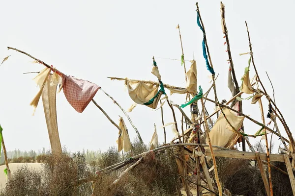 Banderas Votivas Sobre Montículos Funerarios Área Mazar Masolar Del Sui —  Fotos de Stock