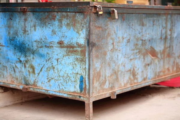 Paslı Metalden Yapılmış Büyük Özel Bir Çöp Konteynırı Kırık Mavi — Stok fotoğraf