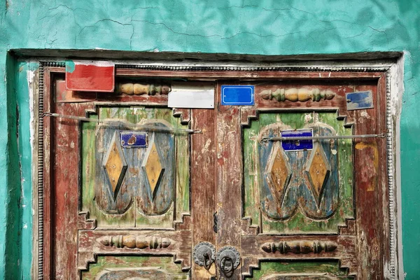 ウイグル人のドアの正面の中庭への道を与える西の顔 地元の家の唯一の華やかな要素 幾何学的なデザインの伝統的なモチーフで大きく刻まれた ウイグル自治区 — ストック写真