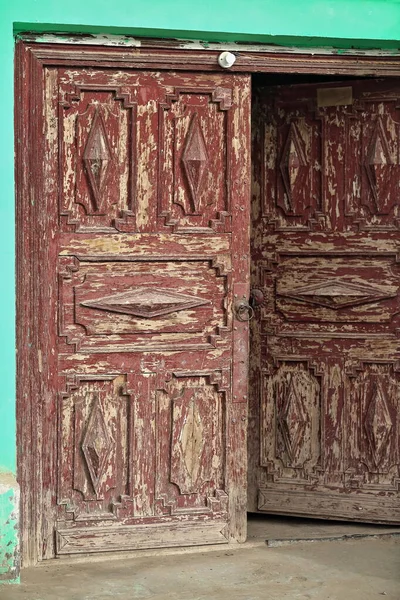 ウイグル人のドアを大幅に地元の住宅の幾何学的なデザインのみ華やかな要素の伝統的なモチーフが刻まれ 正面の中庭に道を譲る ウイグル自治区 — ストック写真