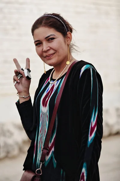 2017年10月3日 ウイグル人は主に新疆ウイグル自治区に住んでいるトルコ人です 伝統的な衣装を身に着けている女性は カメラへの挨拶としてVサインを示しています — ストック写真