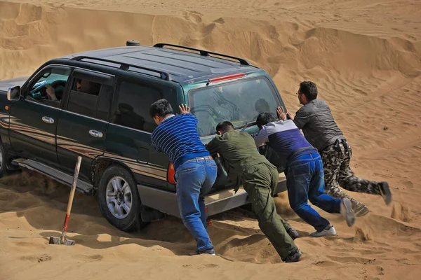 Keriya County China Outubro 2017 Motoristas Empurrando Carro Desprenderam Carro — Fotografia de Stock