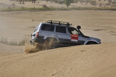 Keriya İlçesi, Çin-5 Ekim 2017: Turizm hizmetleri için gri SUV, Taklamakan Çölü 'nün tehlikeli kumsallarından geçerken, aynı zamanda off-road' un popüler bir türüdür..