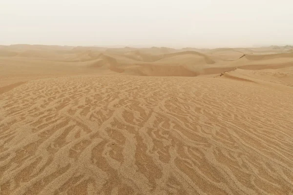 Рассеянный Утренний Свет Над Цепями Движущихся Песчаных Дюн Покрывающих Поверхность — стоковое фото