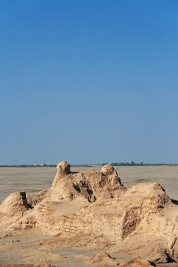 VIII-IX Century 'de aktif olan Tang dinasty' den büyük dikdörtgen Tibet kalesinin kalıntıları. Eski Miran kasabası, Dunhuang-Güney İpek Yolu 'na giden karavan yolu. Ruoqiang İlçe-Xinjiang-Çin