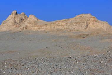 VIII-IX Century 'de aktif olan Tang dinasty' den büyük dikdörtgen Tibet kalesinin kalıntıları. Eski Miran kasabası, Dunhuang-Güney İpek Yolu 'na giden karavan yolu. Ruoqiang İlçe-Xinjiang-Çin