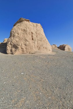 VIII-IX Century 'de aktif olan Tang dinasty' den büyük dikdörtgen Tibet kalesinin kalıntıları. Eski Miran kasabası, Dunhuang-Güney İpek Yolu 'na giden karavan yolu. Ruoqiang İlçe-Xinjiang-Çin