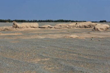 Bir grup harabe Budist tapınak-tapınak. İ.Ö. 2 'den V' ye kadar var olan manastır alanı Miran-eski karavan yolunun Dunhuang-Güney İpek Yolu 'na uzanır. Ruoqiang İlçe-Xinjiang-Çin