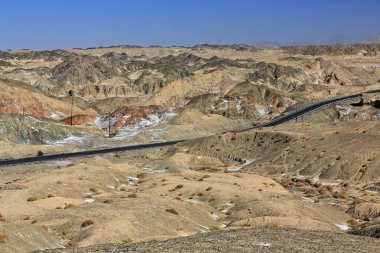 Nal. G315 karayolu Kunlun dağlarının Altyn-Tagh sıralarını geçerek 3600 metre yüksekliğindeki dağ geçidinden Taklamakan çölünden Qaidam havzasına gidiyor. Xingjiang-Qinghai vilayetleri - Çin.