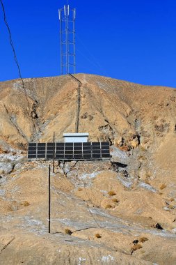 Nal 'ın yanındaki güneş santrali. Otoyol G315 Altyn Tagh Dağları' ndan geçiyor-Kunlun Dağları-3600 metre yüksekliğindeki dağ geçidi Taklamakan Çölü 'nden Qaidam Havzası' na gidiyor. Xingjiang-Qinghai vilayetleri - Çin.
