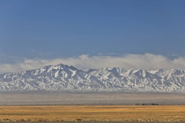 Nal 'dan SWward manzarası. G315 karayolu Qaidam Çölü' nün üzerinden Kunlun Dağları 'nın doğu Qimantag Dağları' nın karlı sonundaki SE.end 'e. Haixi Eyaleti-Qinghai Eyaleti-Çin